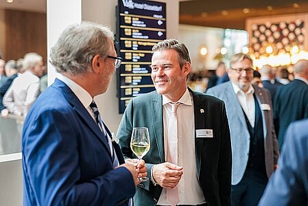 Landesinnungsmeister Ulrich Grommes im Gespräch mit Kandidat Frank Hehl.